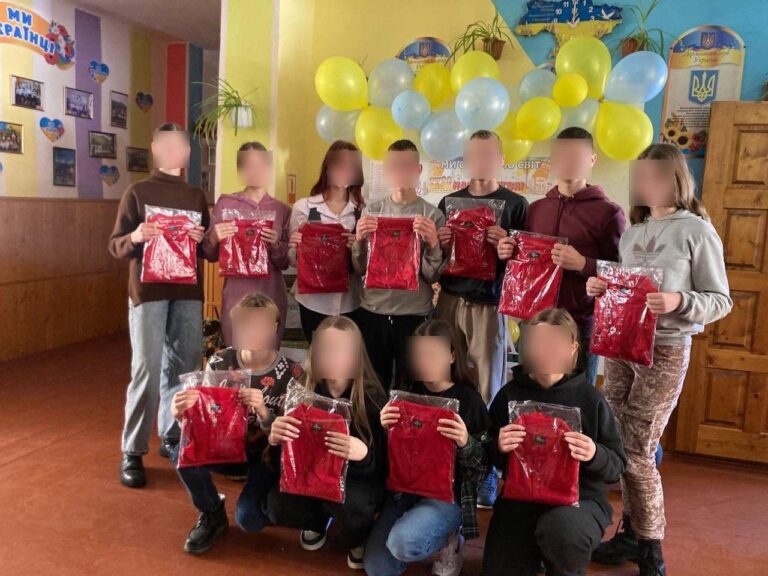 волонтери стали помічниками Святого Миколая
