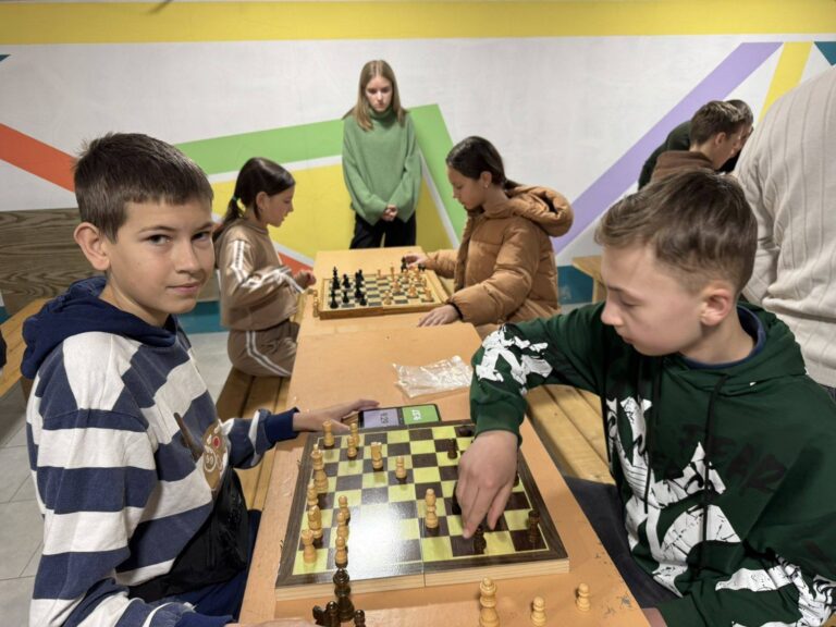 Пліч-о-пліч всеукраїнські шкільні ліги з шахів
